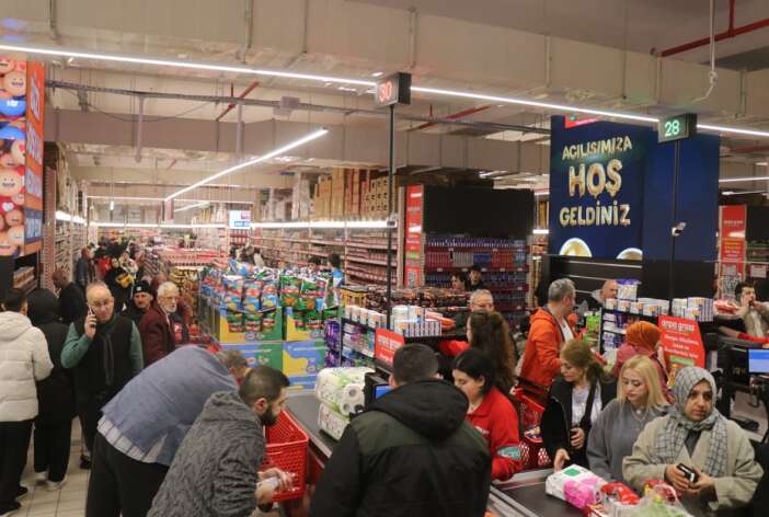 indirimli-urun-icin-yagmura-aldiris-etmediler-cadir-kurup-8-saat-beklediler