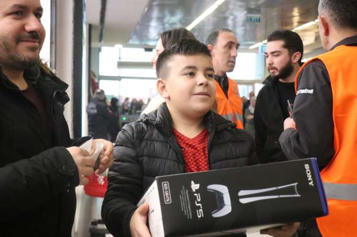 indirimli-urun-icin-yagmura-aldiris-etmediler-cadir-kurup-8-saat-beklediler