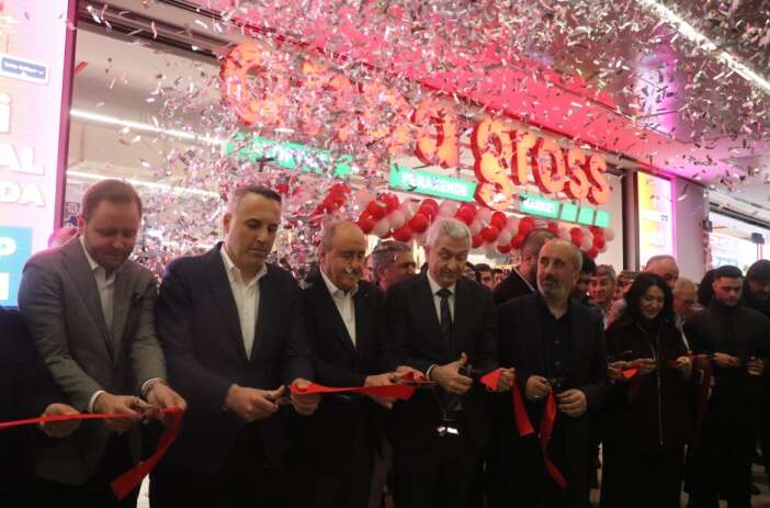 indirimli-urun-icin-yagmura-aldiris-etmediler-cadir-kurup-8-saat-beklediler