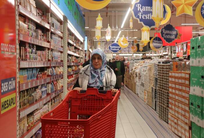 indirimli-urun-icin-yagmura-aldiris-etmediler-cadir-kurup-8-saat-beklediler