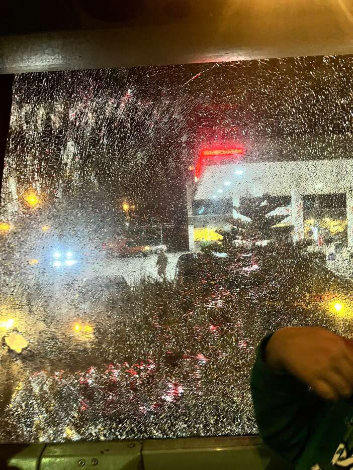 konyaspor-taraftarini-tasiyan-araclara-alanyada-tasli-saldiri