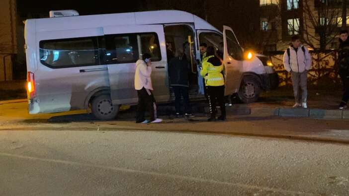 servis-minibusu-ile-otomobil-carpisti-cok-sayida-yarali-var