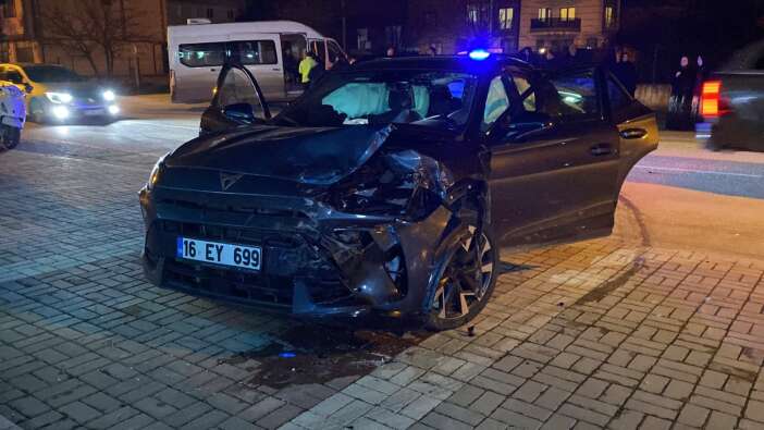 servis-minibusu-ile-otomobil-carpisti-cok-sayida-yarali-var