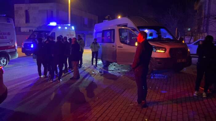 servis-minibusu-ile-otomobil-carpisti-cok-sayida-yarali-var