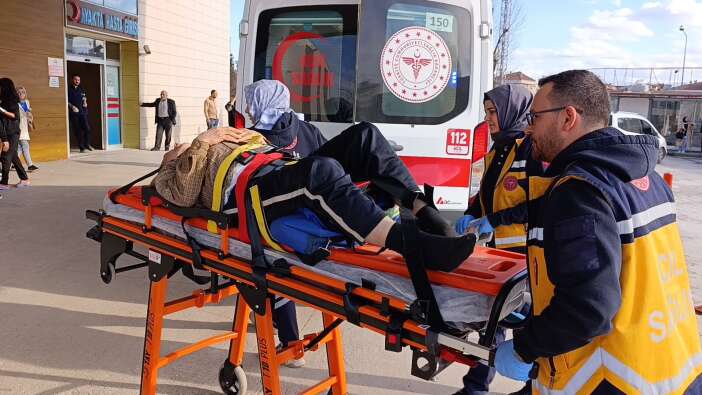 tamir-ettigi-traktorun-altinda-kalan-adam-agir-yaralandi