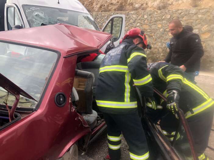 tofas-ve-minibus-kafa-kafaya-carpisti-23-yasindaki-iki-genc-hayatini-kaybetti