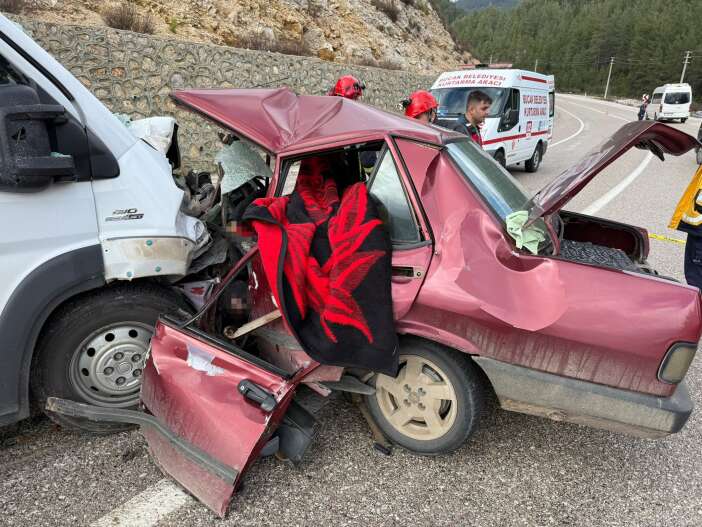 tofas-ve-minibus-kafa-kafaya-carpisti-23-yasindaki-iki-genc-hayatini-kaybetti