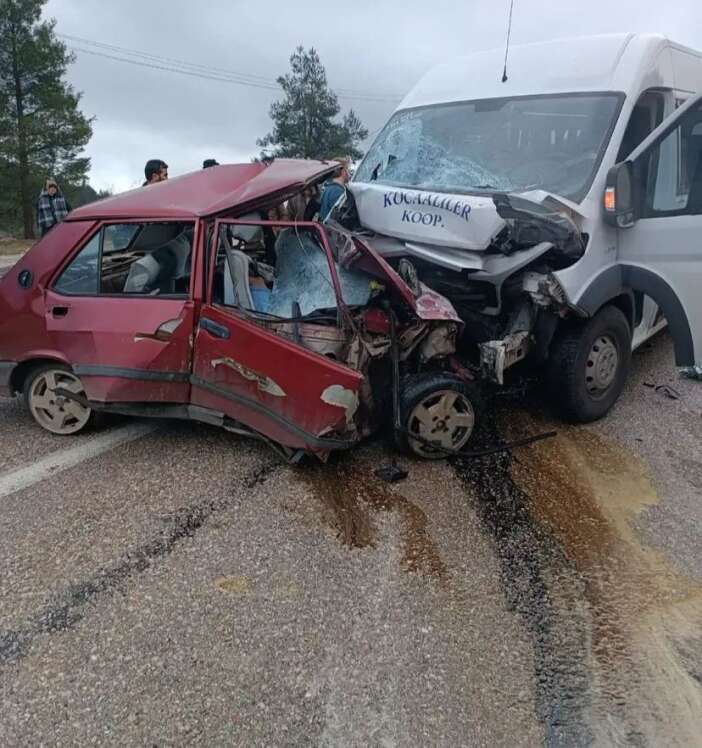 tofas-ve-minibus-kafa-kafaya-carpisti-23-yasindaki-iki-genc-hayatini-kaybetti