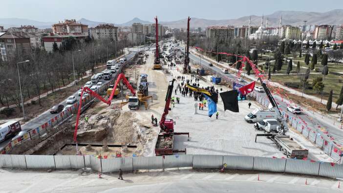 baskan-altay-duyurdu-konyanin-kilit-kavsaginda-bekleme-suresi-kisaliyor