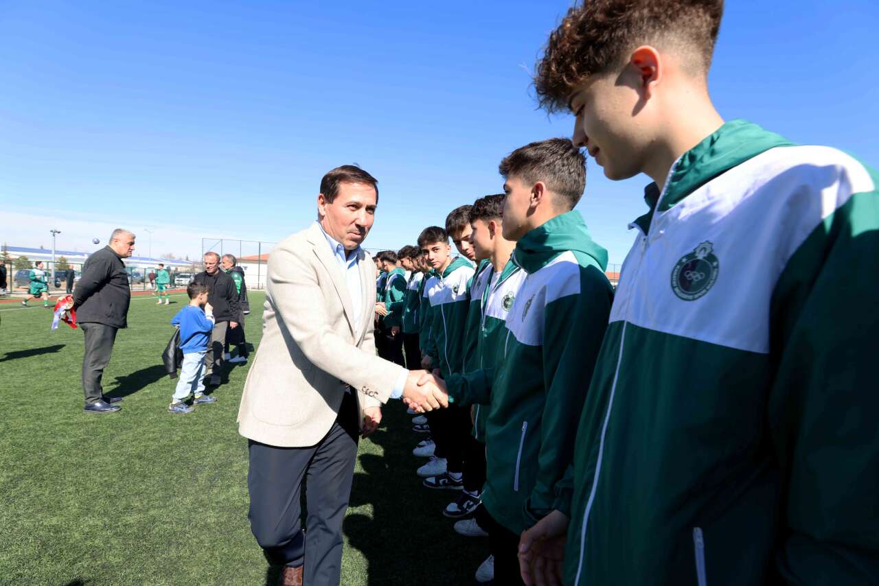 konya-sampiyonu-karatay-belediyespor-kupayi-kaldirdi