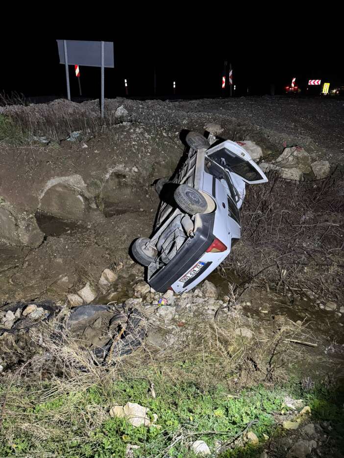 konya-yolunda-kaza-kontrolden-cikan-otomobil-sarampole-uctu