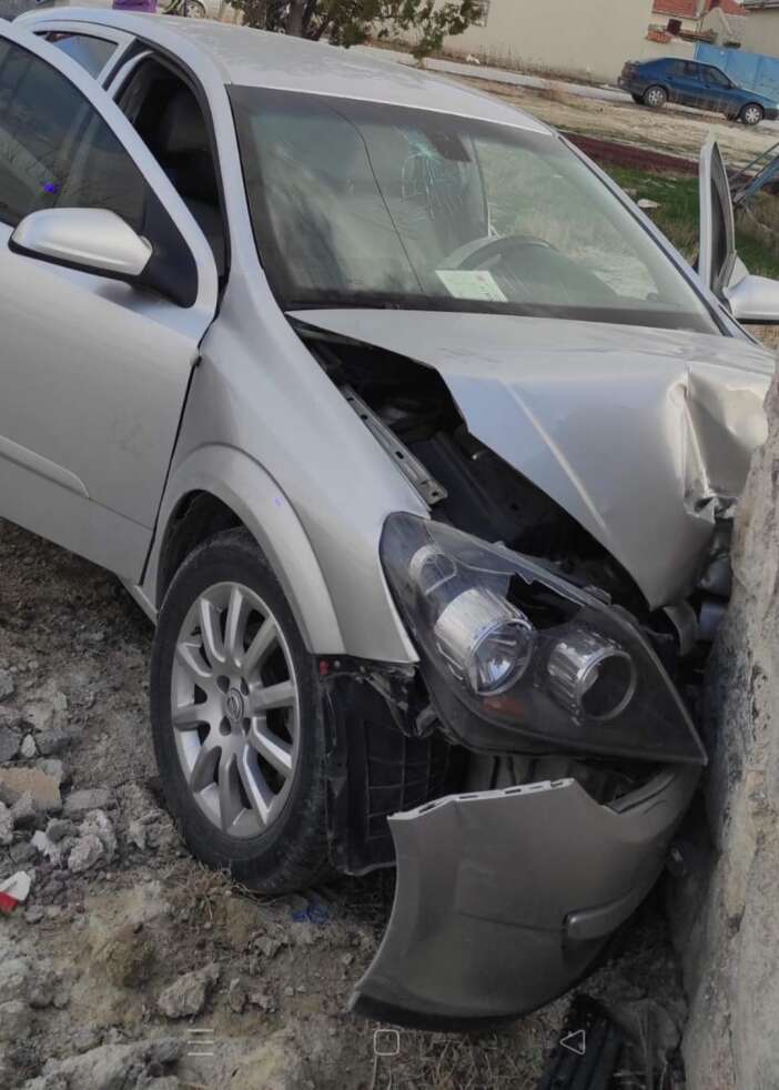 konyada-otomobil-bahce-duvarina-carpti-4-yarali-var