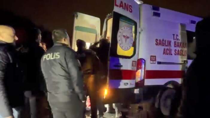 otomobil-ile-hafif-ticari-arac-kafa-kafaya-carpisti-1-olu-5-yarali-var