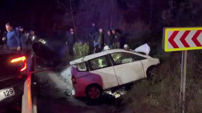 otomobil-ile-hafif-ticari-arac-kafa-kafaya-carpisti-1-olu-5-yarali-var