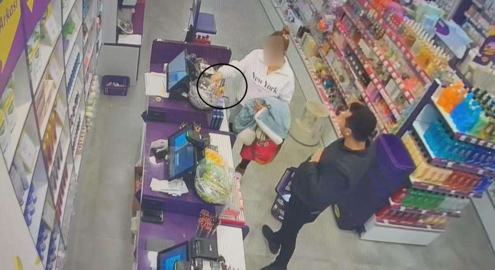 anne-baba-ve-kiz-gratisten-1-milyon-tlyi-asan-urun-caldi