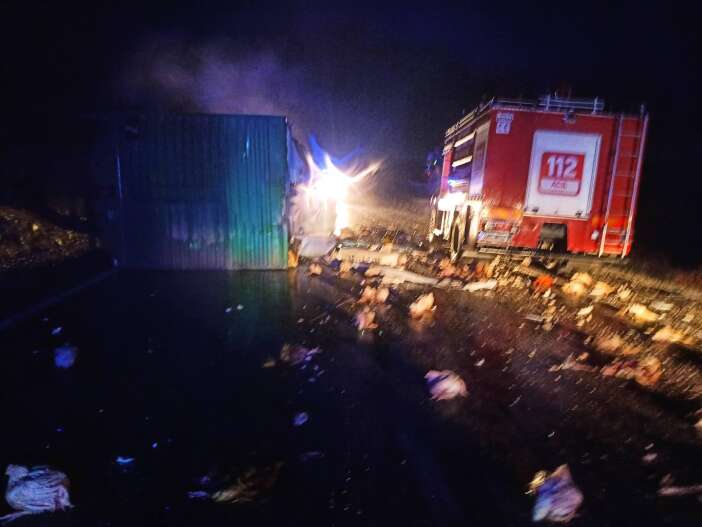 itfaiye-araci-yardim-icin-gittigi-tira-carpti-1i-agir-2-kisi-yaralandi