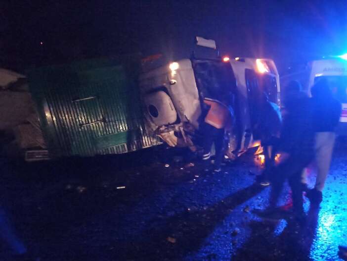 itfaiye-araci-yardim-icin-gittigi-tira-carpti-1i-agir-2-kisi-yaralandi