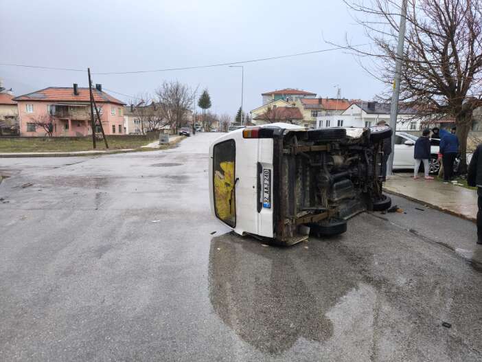 konyada-minibus-kazasi-otomobille-carpisti-devrildi