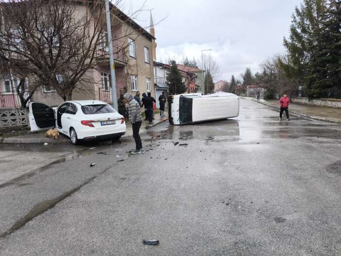 konyada-minibus-kazasi-otomobille-carpisti-devrildi