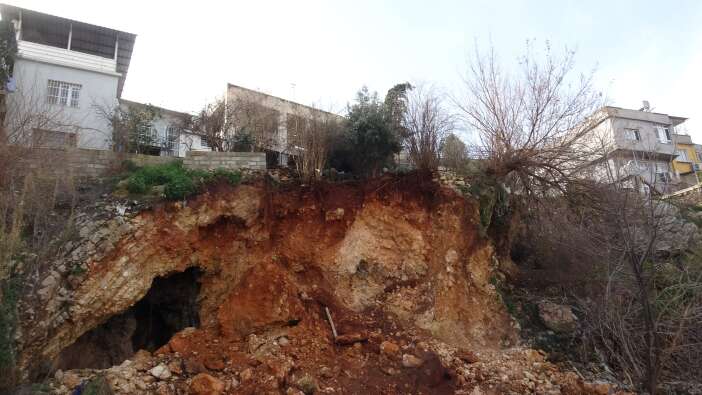 heyelan-evlerin-altinda-gizli-olan-seyi-ortaya-cikardi