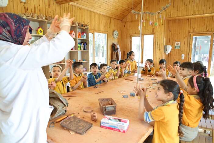 konyada-cocuklar-tabiatin-icinde-hem-ogreniyor-hem-egleniyor