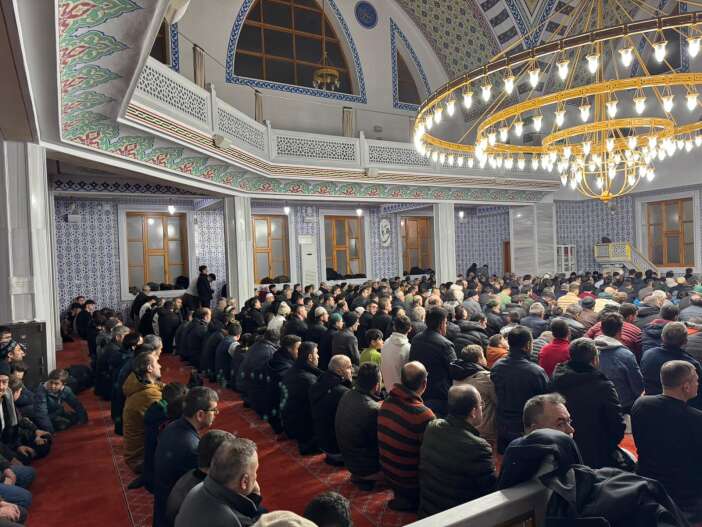 konyada-ilk-teravih-namazinda-camiler-doldu