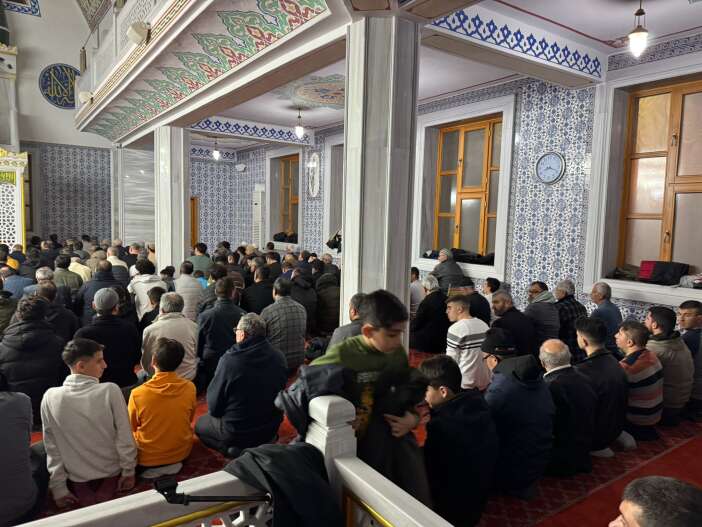 konyada-ilk-teravih-namazinda-camiler-doldu