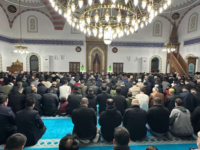 baskan-altay-ve-baskan-kavus-konyalilarla-teravih-namazinda-bir-araya-geldi