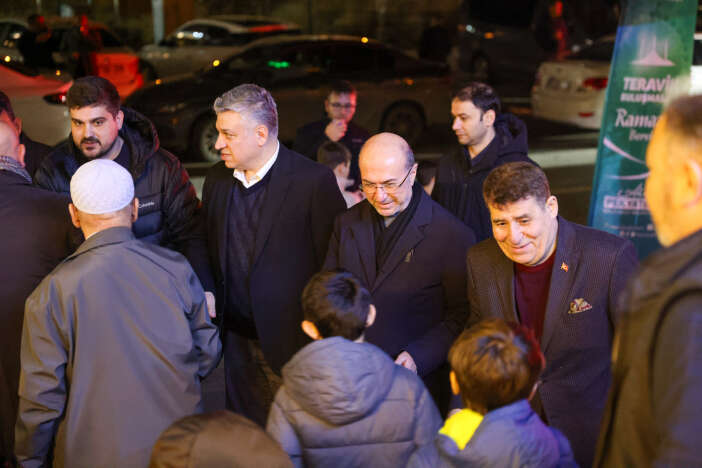 baskan-pekyatirmaci-ilk-teravih-namazini-kibrit-camiinde-kildi