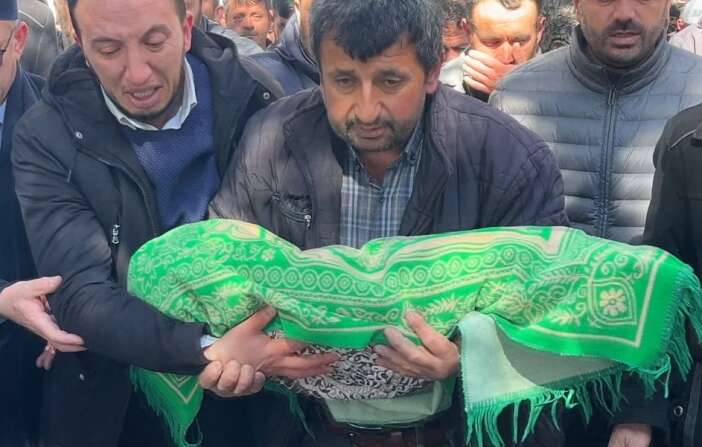 kardesi-yengesi-ve-yegeninin-cenaze-namazini-kildiran-imam-fenalik-gecirdi