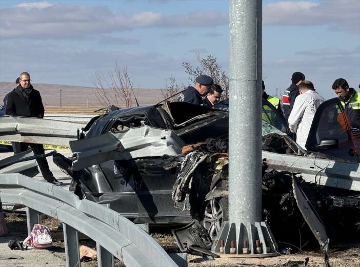 konya-yolunda-kaza-anne-ve-baba-oldu-cocuklari-yarali