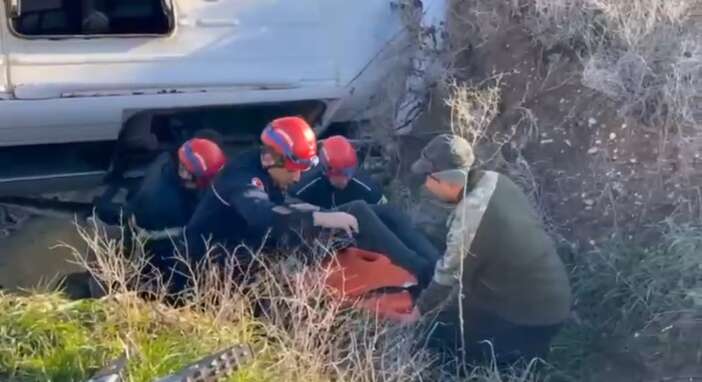 ogrenci-servisi-dereye-devrildi-9-yarali-var-2sinin-durumu-agir