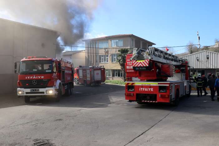 unlu-markanin-fabrikasina-yangin-cok-sayida-ekip-sevk-edildi