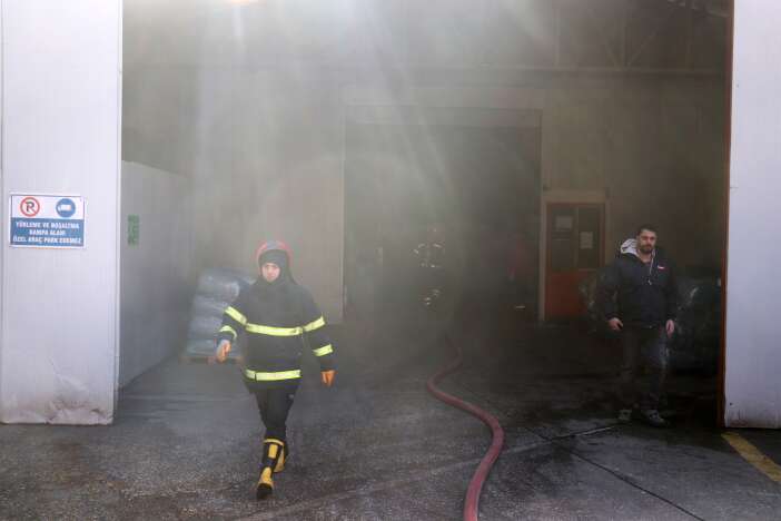 unlu-markanin-fabrikasina-yangin-cok-sayida-ekip-sevk-edildi