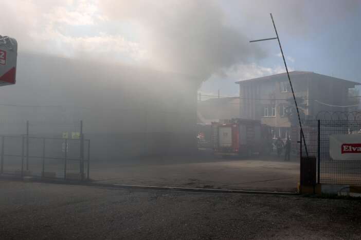 unlu-markanin-fabrikasina-yangin-cok-sayida-ekip-sevk-edildi