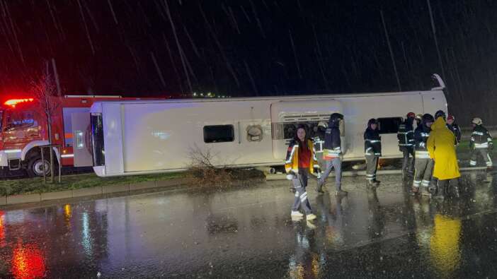 yolcu-otobusu-devrildi-cok-sayida-yarali-var