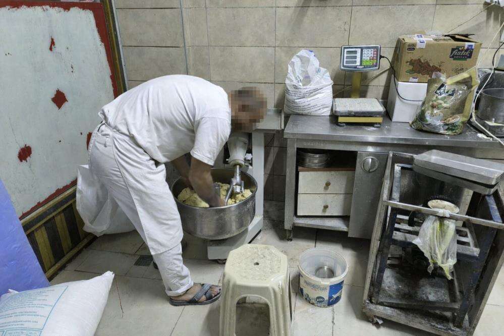 hijyen-skandali-kamerada-tatli-hamurunu-ayagiyla-cignedi