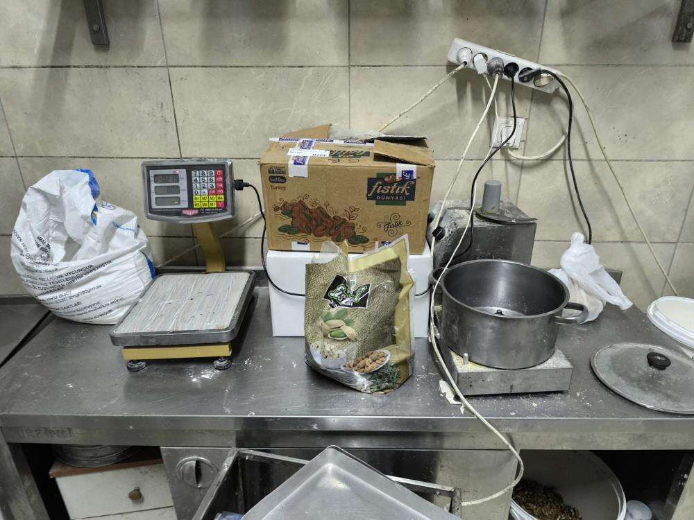 hijyen-skandali-kamerada-tatli-hamurunu-ayagiyla-cignedi