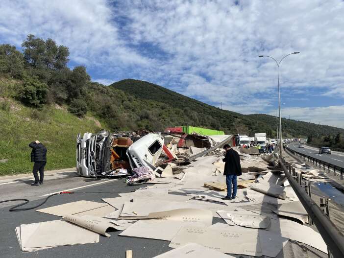 konya-plakali-tir-kaza-yapti-ortalik-savas-alanina-dondu