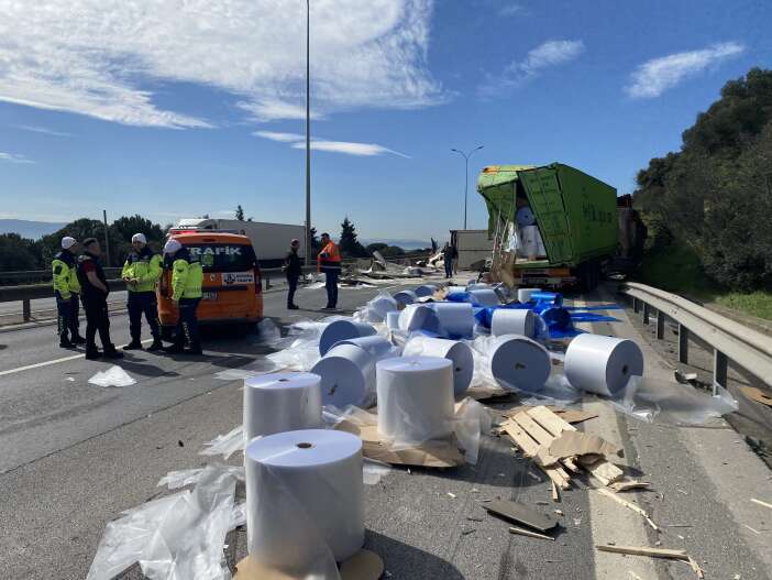 konya-plakali-tir-kaza-yapti-ortalik-savas-alanina-dondu