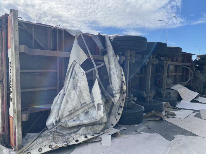 konya-plakali-tir-kaza-yapti-ortalik-savas-alanina-dondu