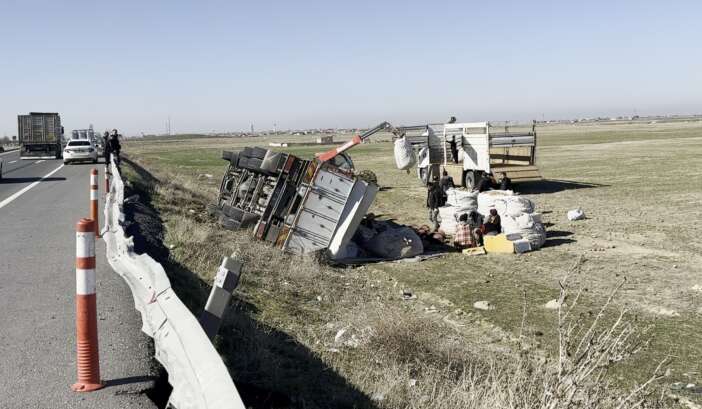 konya-yolunda-kaza-patates-yuklu-kamyon-sarampole-devrildi