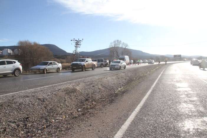 konyada-otomobil-enerji-nakil-hatti-diregine-carpti-3-yarali-var