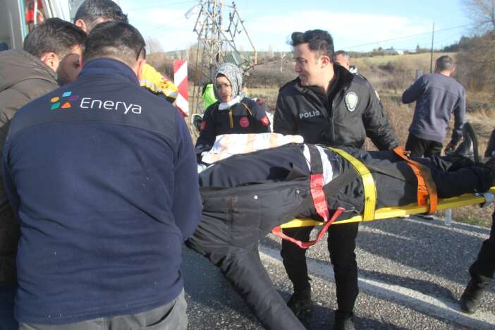 konyada-otomobil-enerji-nakil-hatti-diregine-carpti-3-yarali-var