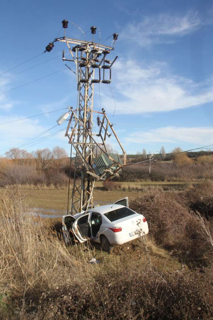 konyada-otomobil-enerji-nakil-hatti-diregine-carpti-3-yarali-var