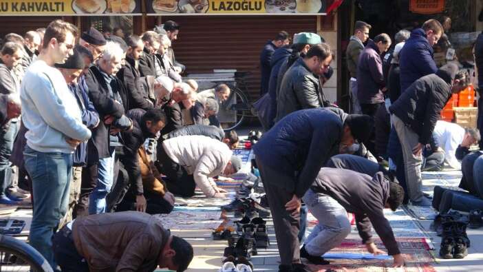 konyada-ramazanin-ilk-cuma-namazinda-camiler-doldu