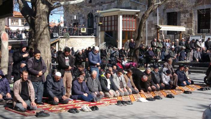 konyada-ramazanin-ilk-cuma-namazinda-camiler-doldu