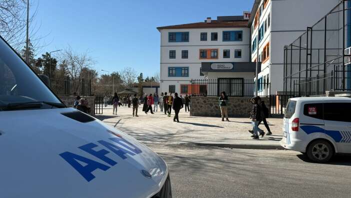 okulda-panik-18-ogrenci-civa-zehirlenmesinden-hastaneye-kaldirildi