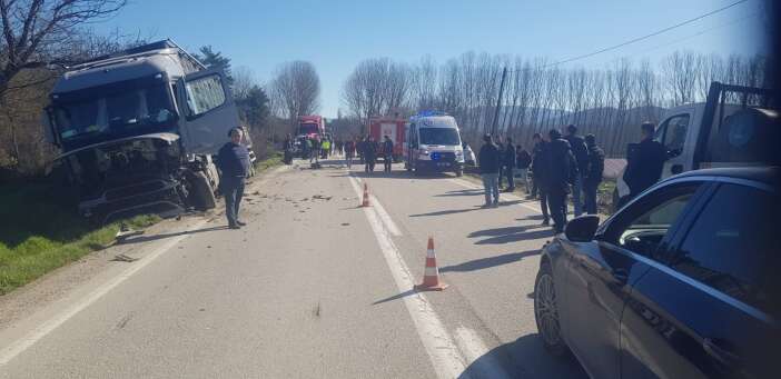 tir-ile-otomobil-kafa-kafaya-carpisti-ibrahim-karakas-hayatini-kaybetti