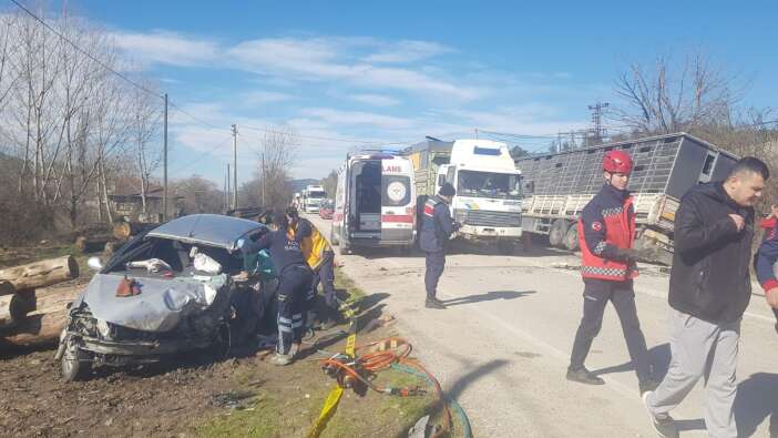 tir-ile-otomobil-kafa-kafaya-carpisti-ibrahim-karakas-hayatini-kaybetti